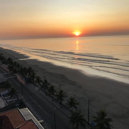 Mongagua Com Vista Para O Mar Pe Na Areia Exterior photo