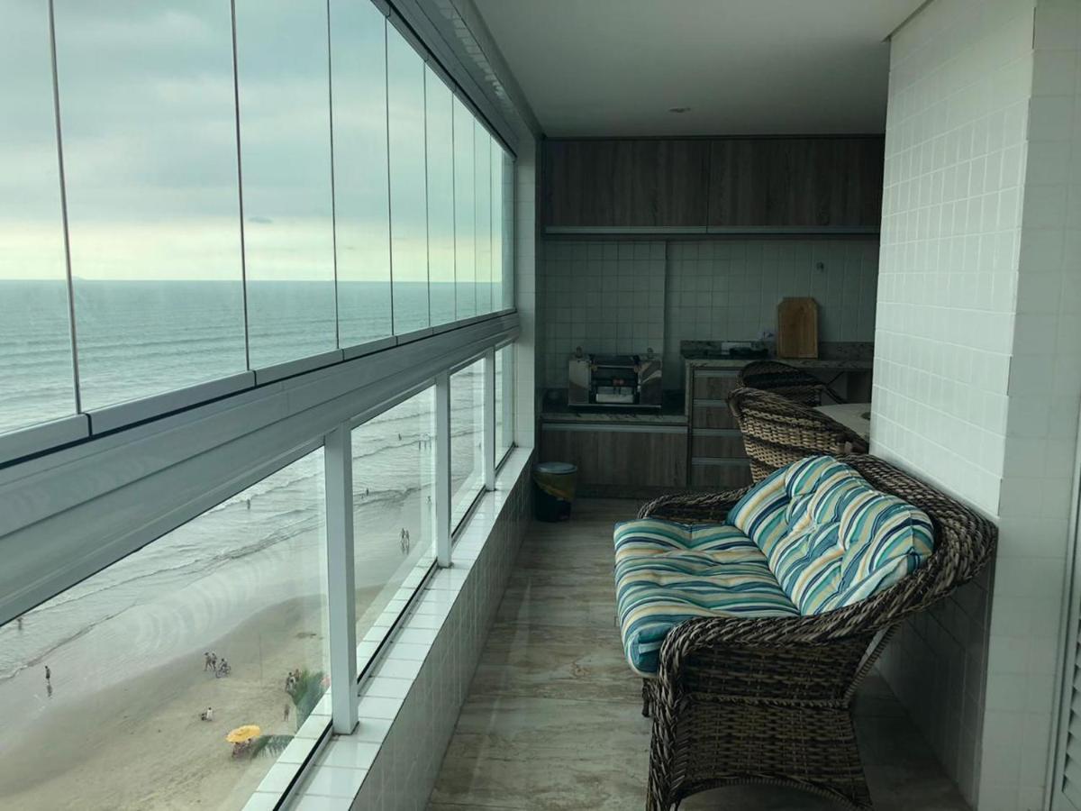 Mongagua Com Vista Para O Mar Pe Na Areia Exterior photo