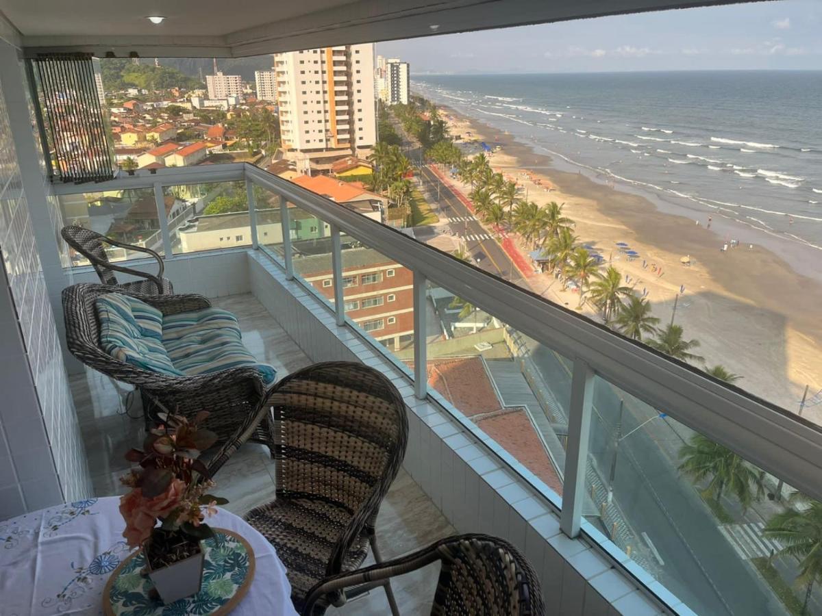 Mongagua Com Vista Para O Mar Pe Na Areia Exterior photo