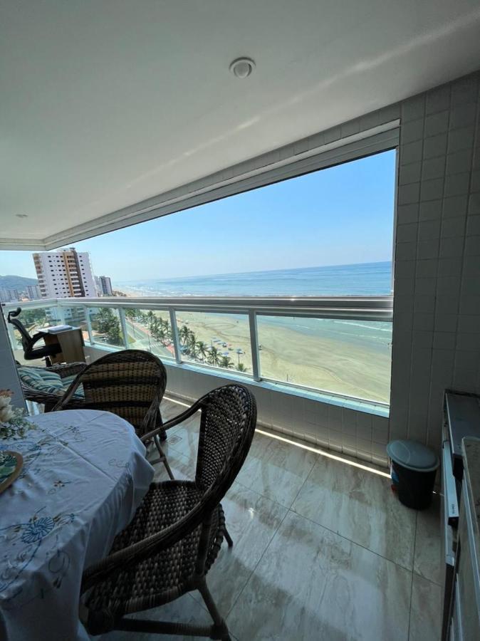 Mongagua Com Vista Para O Mar Pe Na Areia Exterior photo