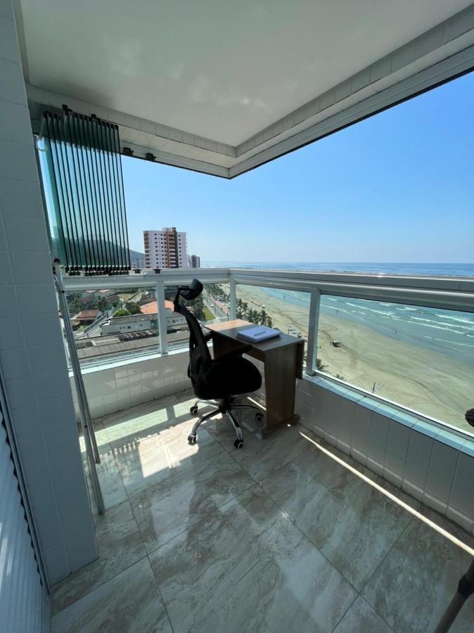 Mongagua Com Vista Para O Mar Pe Na Areia Exterior photo